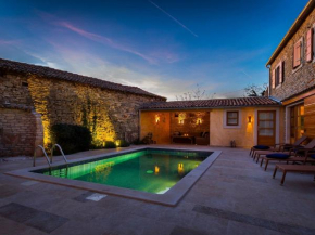 Beautiful villa consisting of two houses with private pool near Pula and beach